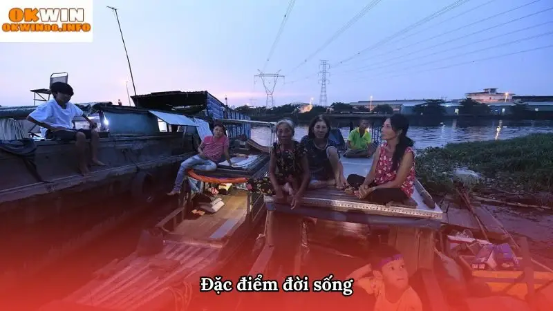 Rất nhiều người Việt phải sống lênh đênh trên ghe